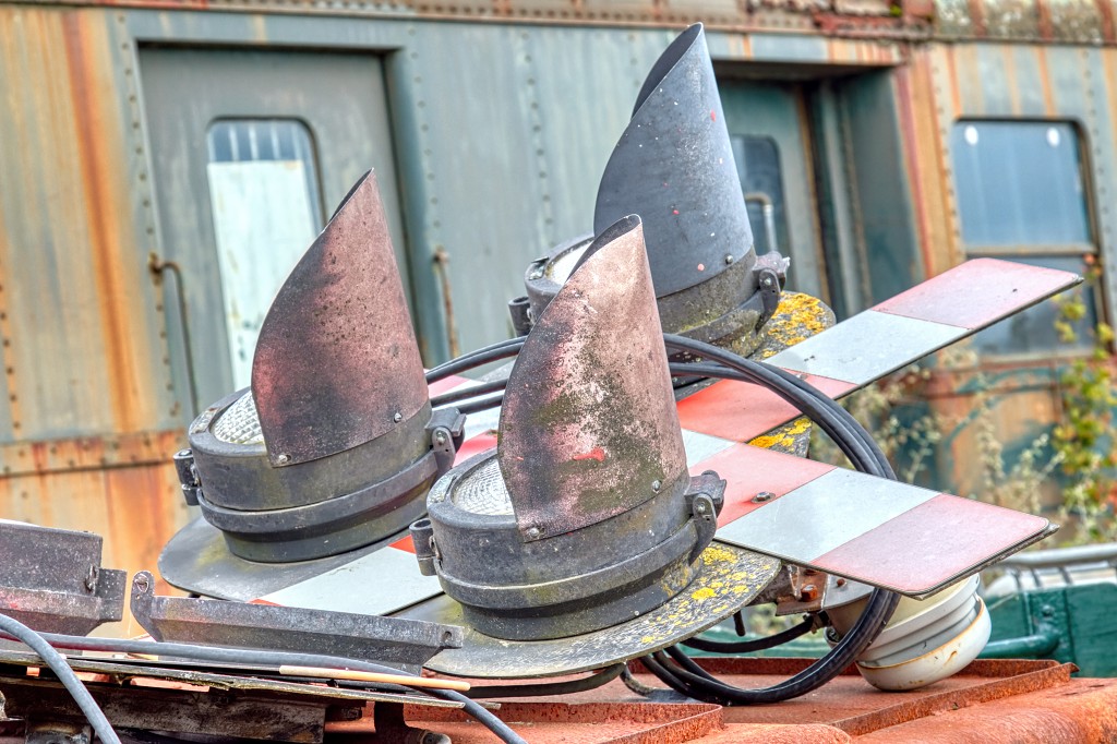 HDR urbex trein train chemin de fer Junkyard urban graffiti oldtimer junk decay vervallen abandoned abondonne vandalisme